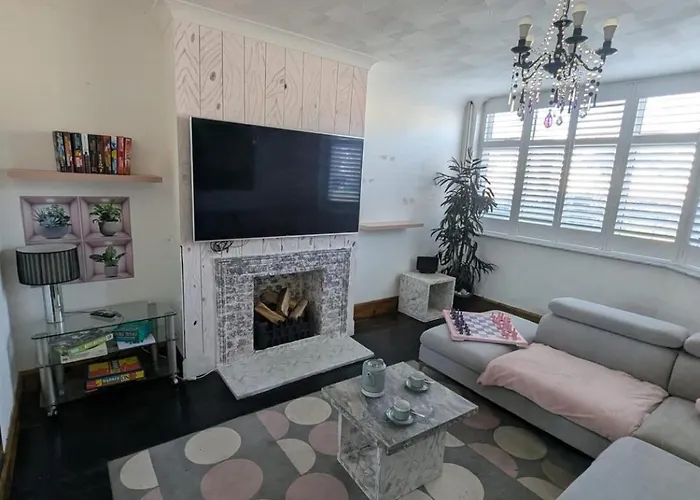 Spacious 3B Home With Garden In Central Ipswich